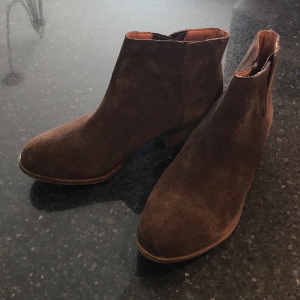 New condition women’s Lucky Brand brown booties 6.5